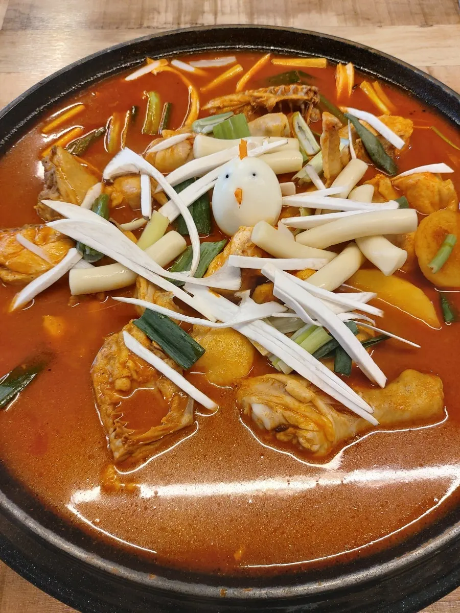 솥뚜껑에 담긴 닭 한마리 닭도리탕