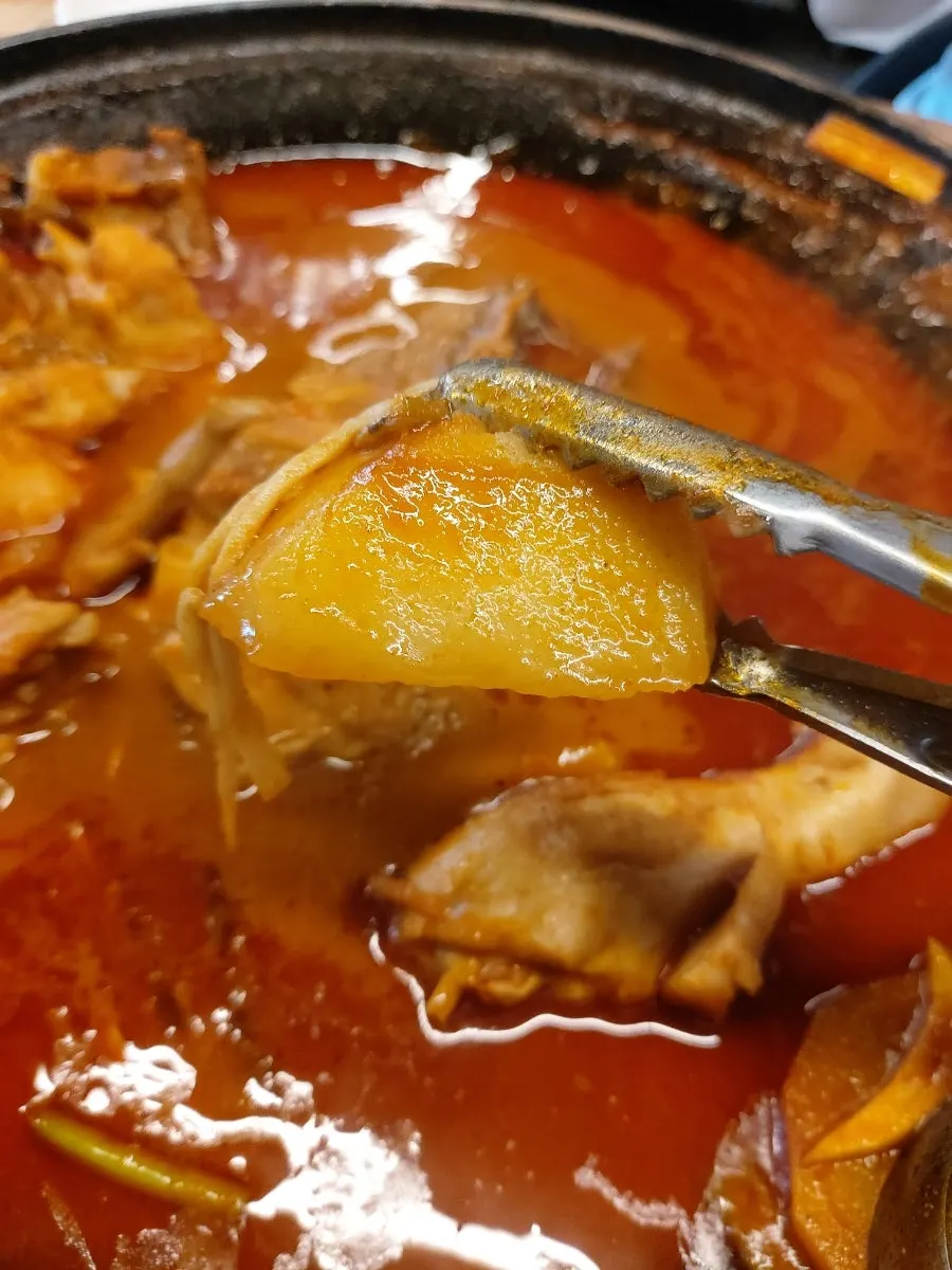 국물에 적신 감자와 닭고기