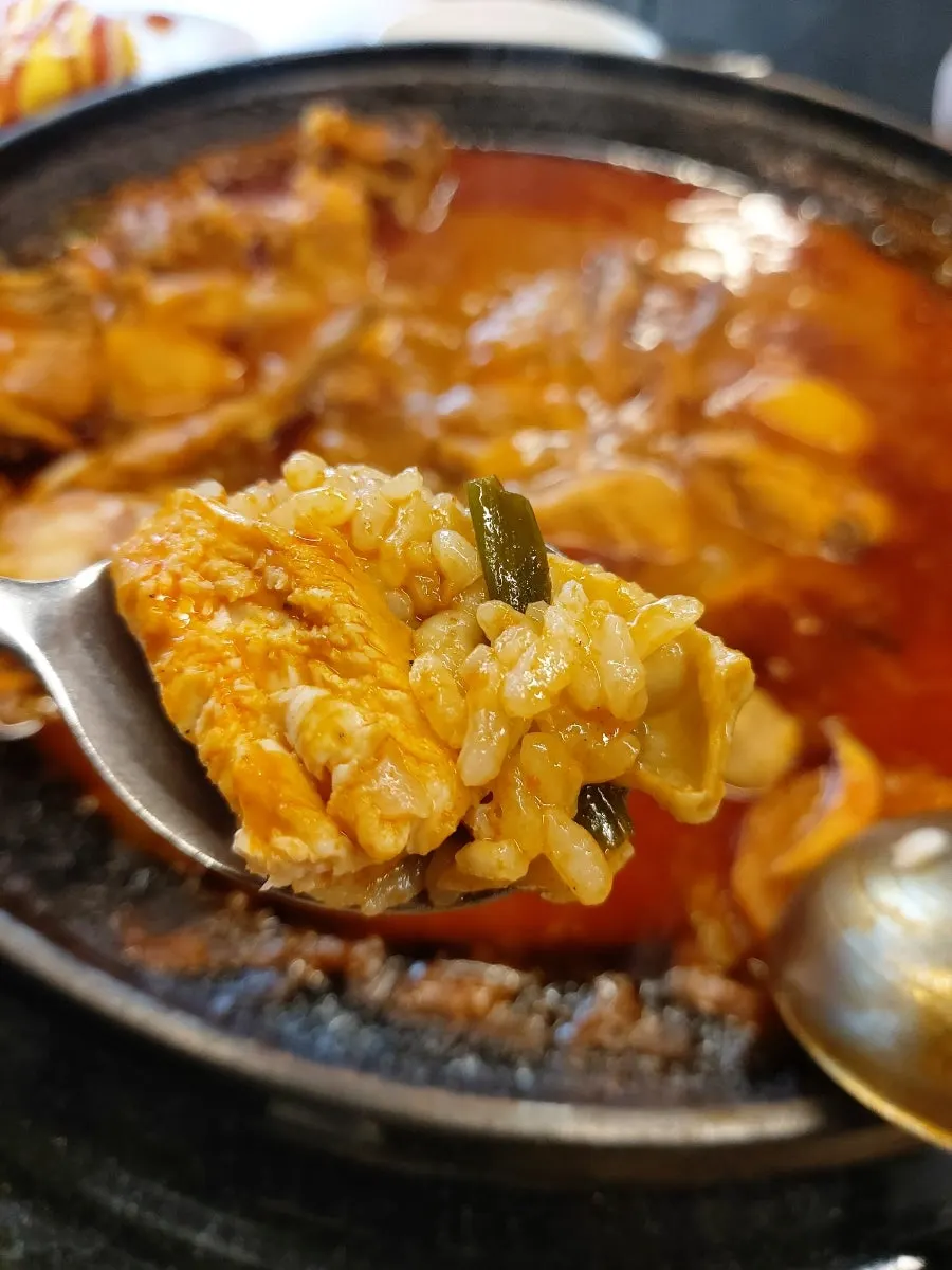 흰쌀밥 위에 올린 두툼한 닭고기