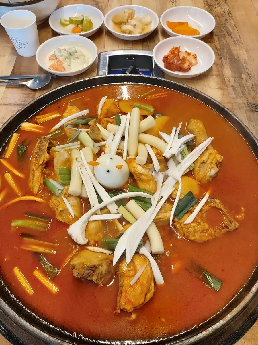 솥뚜레 닭도리탕 한 상 마무리 컷