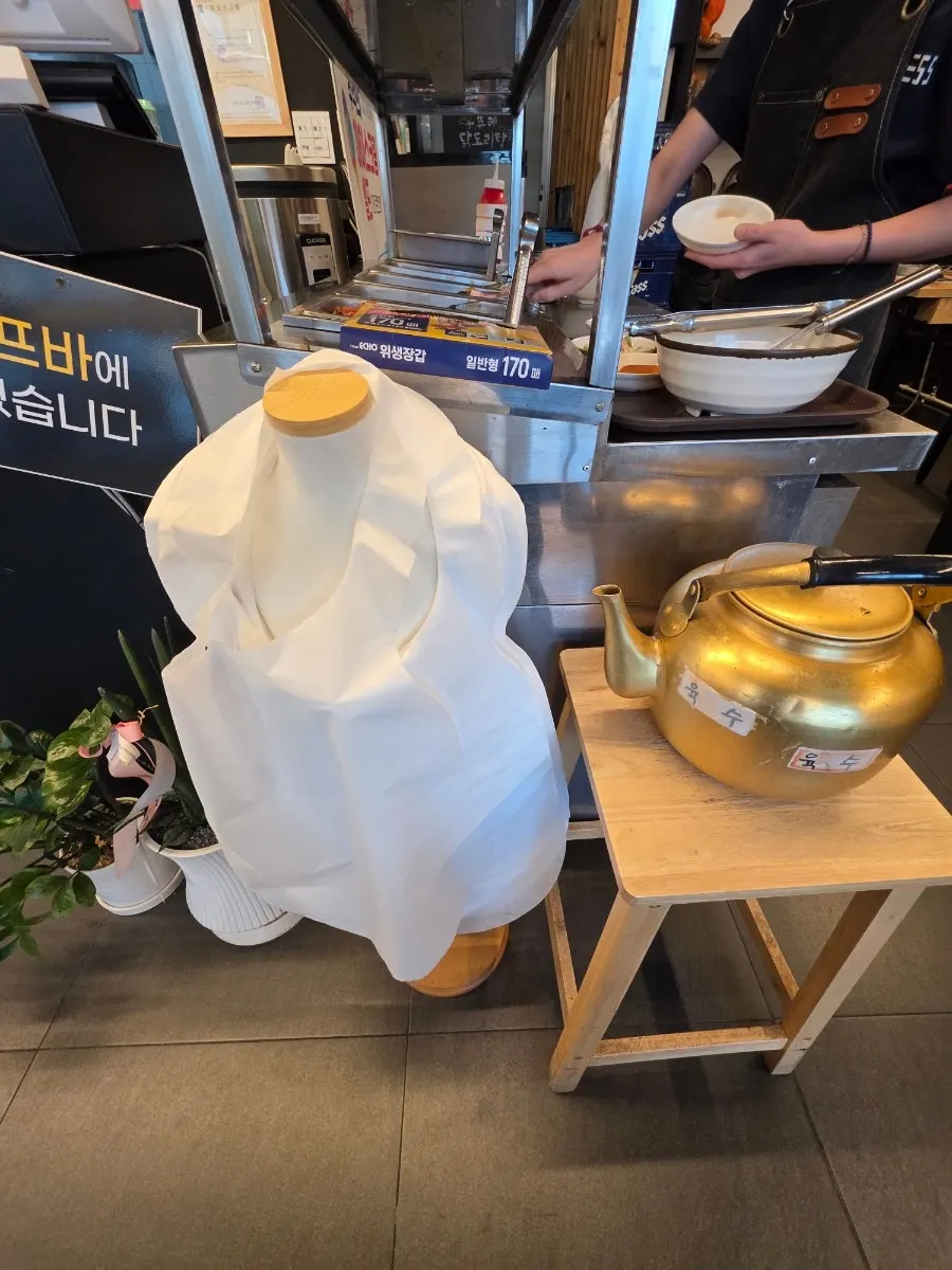 손 씻는 곳과 앞치마가 준비된 매장 한켠