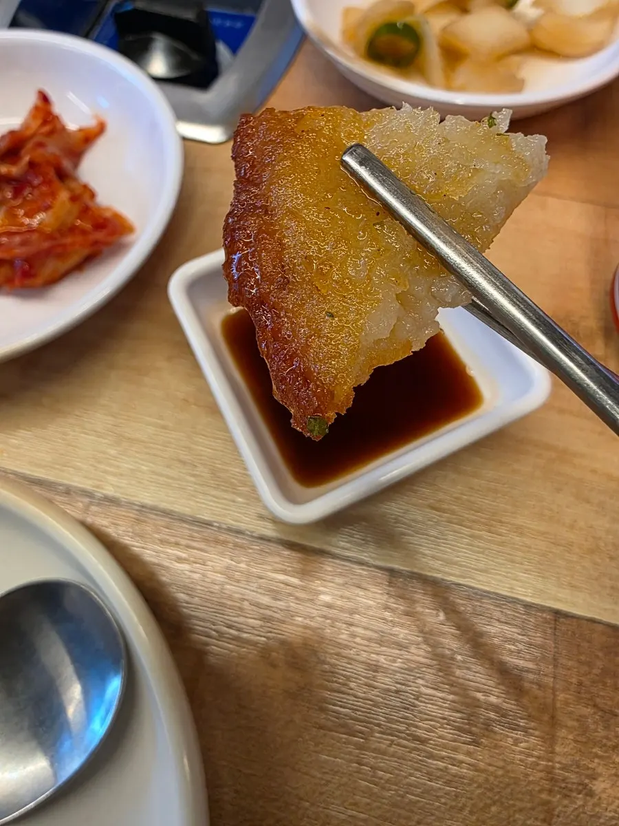 한 조각 잘라낸 노릇한 감자전