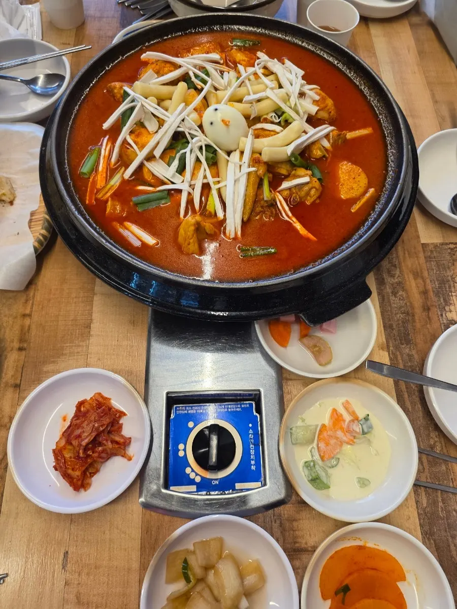 끓이기 전 떡살과 메추리알이 올려진 닭볶음탕