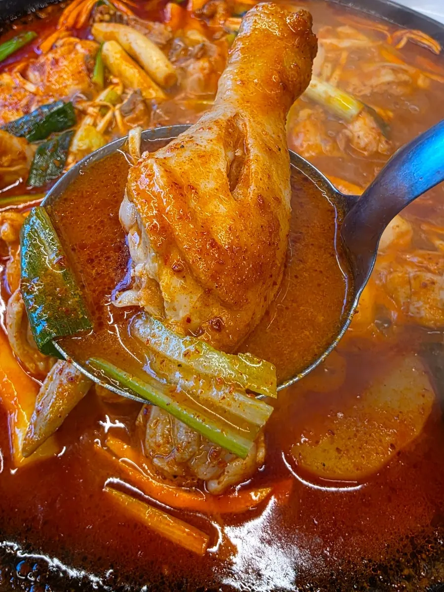 국물이 자작하게 졸아든 닭도리탕 냄비