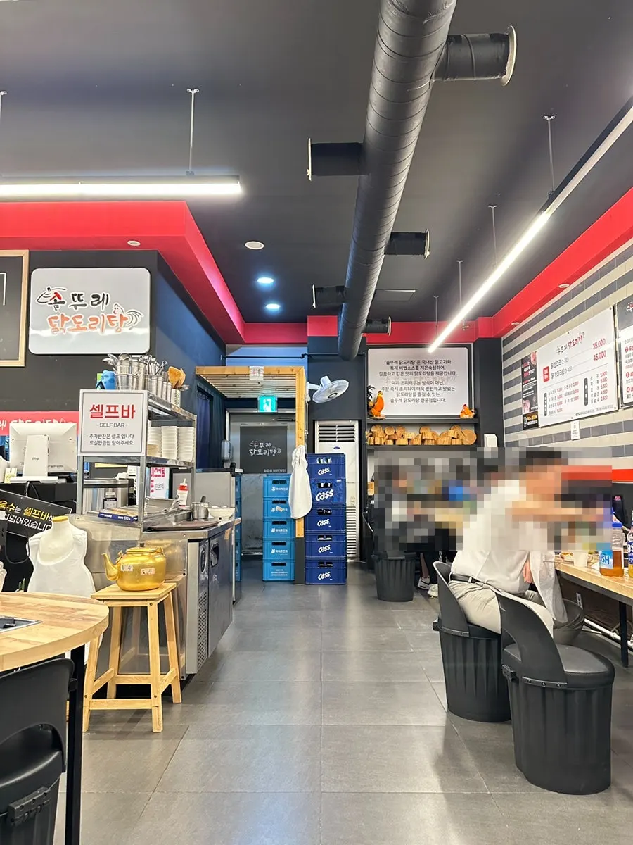 저녁시간 손님이 찬 솥뚜레 홀 좌석