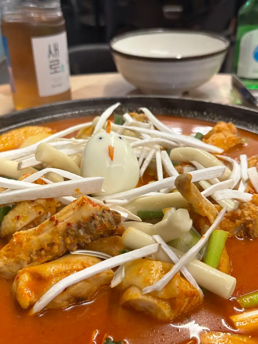버섯과 야채가 들어간 닭도리탕 냄비