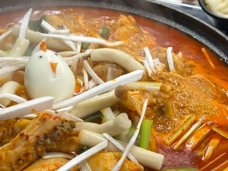끓고 있는 닭도리탕 국물