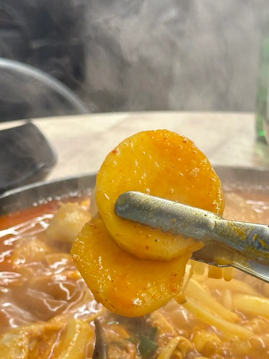 닭도리탕 속 떡과 큼직한 감자