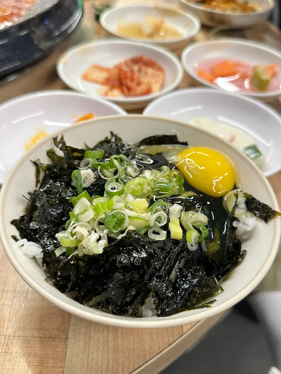 양념 국물이 밴 우동사리 한 젓가락