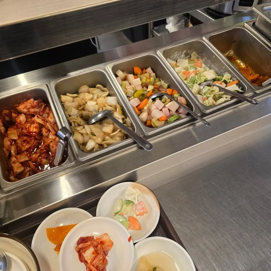 일회용 앞치마와 아기의자가 준비된 매장