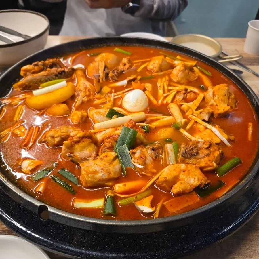 솥뚜레 닭도리탕 메뉴판과 가격