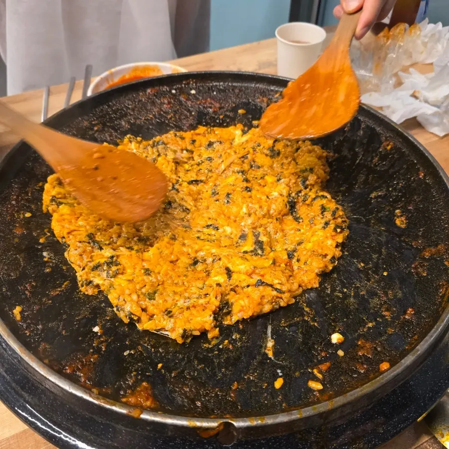 흰밥에 국물과 닭고기 살코기를 얹은 한 술