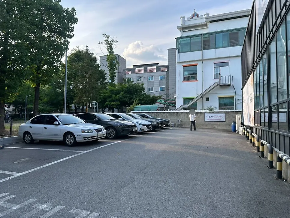 가게 앞에 놓인 대형 솥뚜껑 조형물