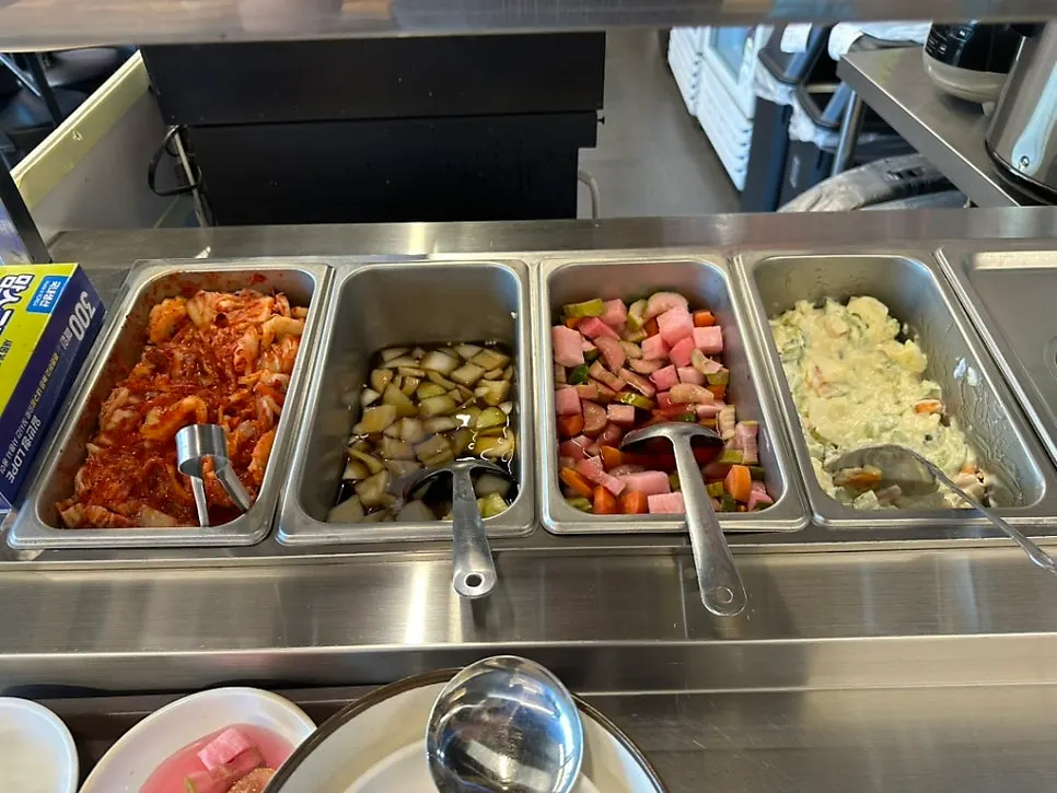기본 반찬을 가져다 먹는 셀프바