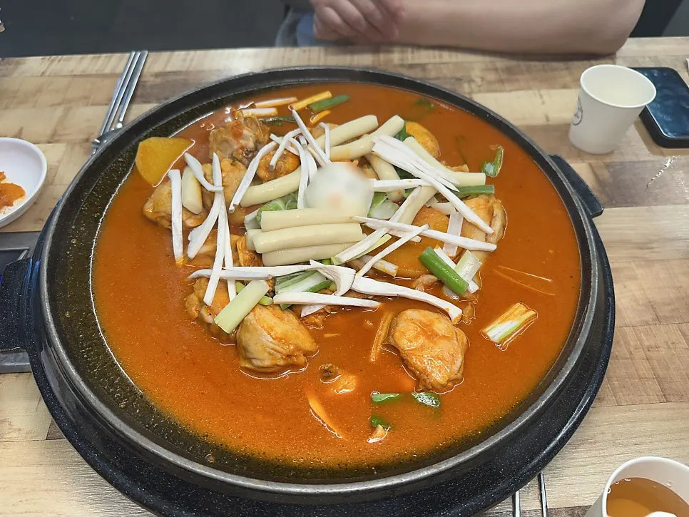 테이블에 올라온 닭도리탕용 솥