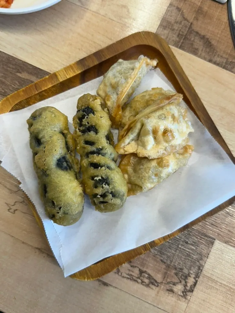 양파장아찌와 오이장아찌 등 기본 반찬