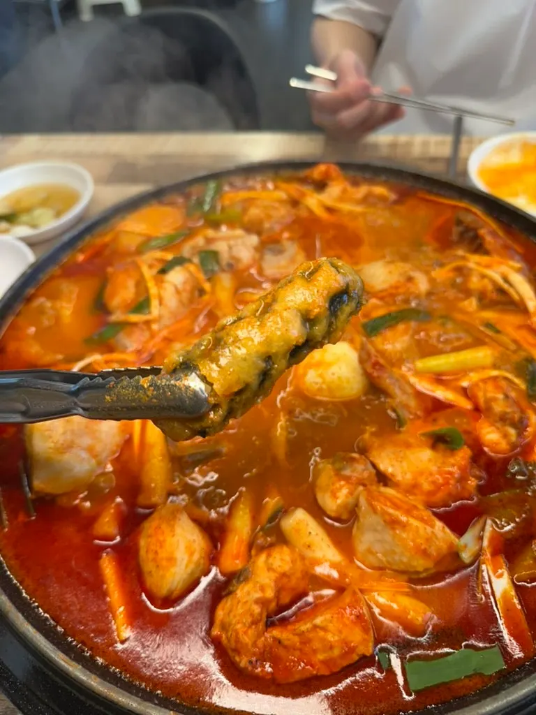 마요샐러드와 김치가 담긴 반찬 접시