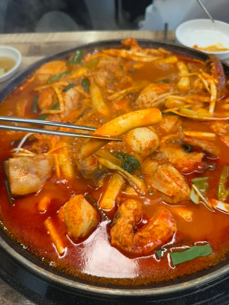 팔팔 끓고 있는 닭도리탕 솥