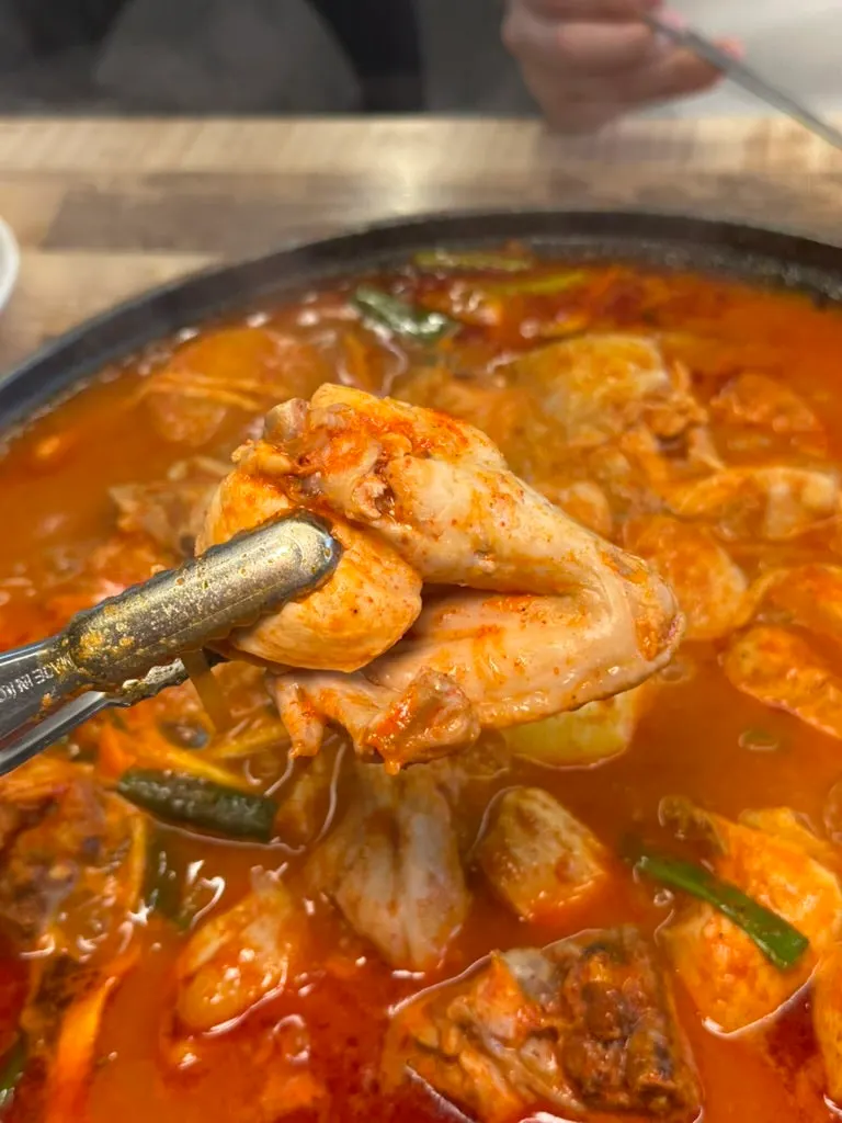 건져 올린 큼직한 닭고기