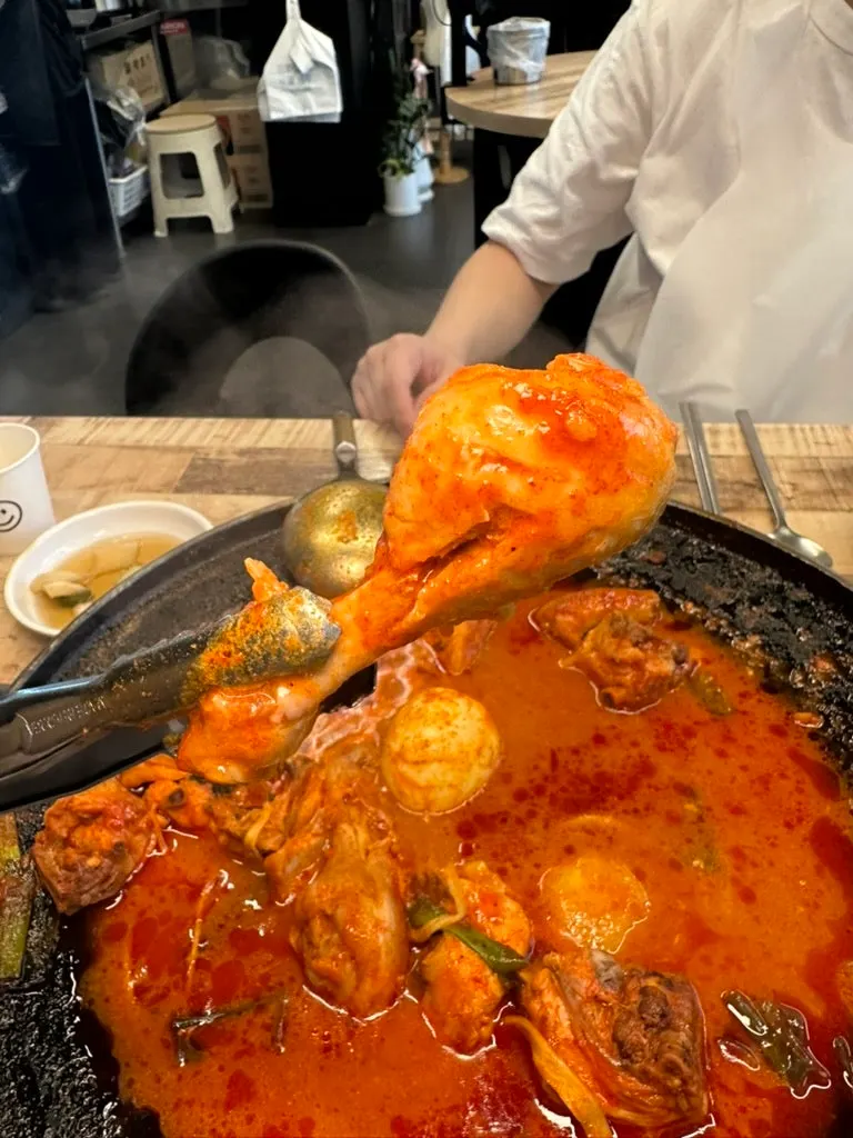 부드러운 닭살과 진한 국물