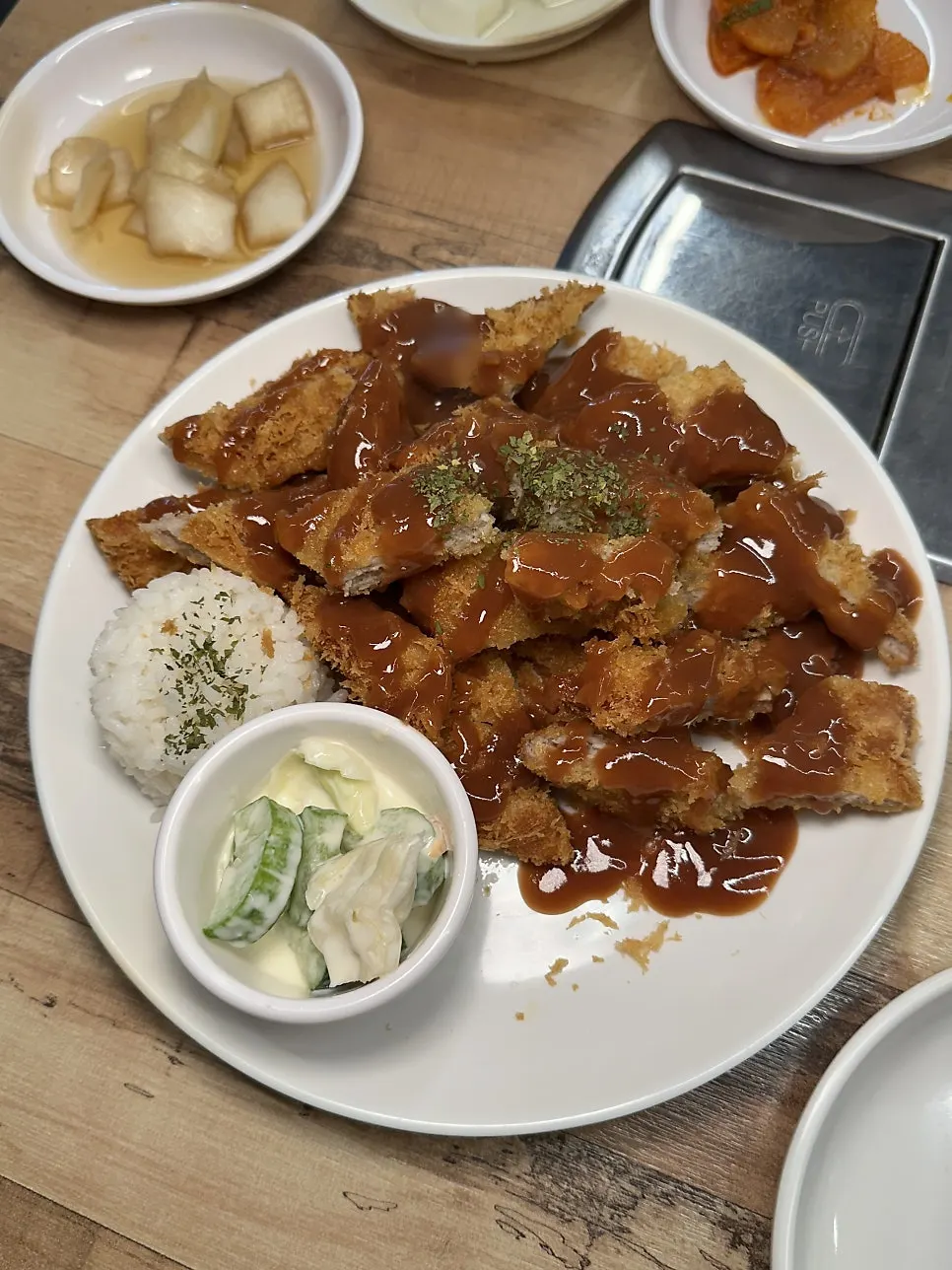 사이드로 주문한 푸짐한 옛날돈까스