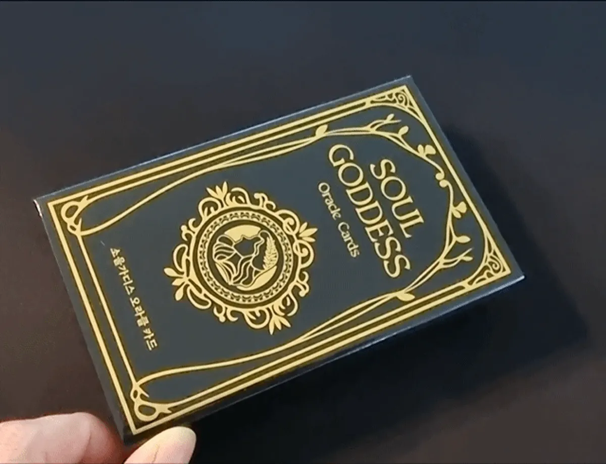 케이스에 담긴 소울가디스 오라클카드