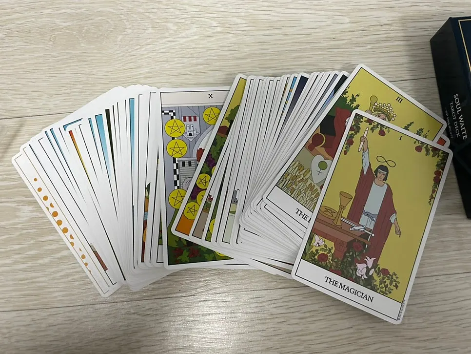순서대로 정리된 새 타로카드