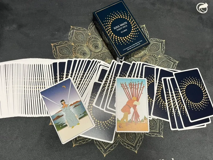Image of naturally shuffling tarot cards