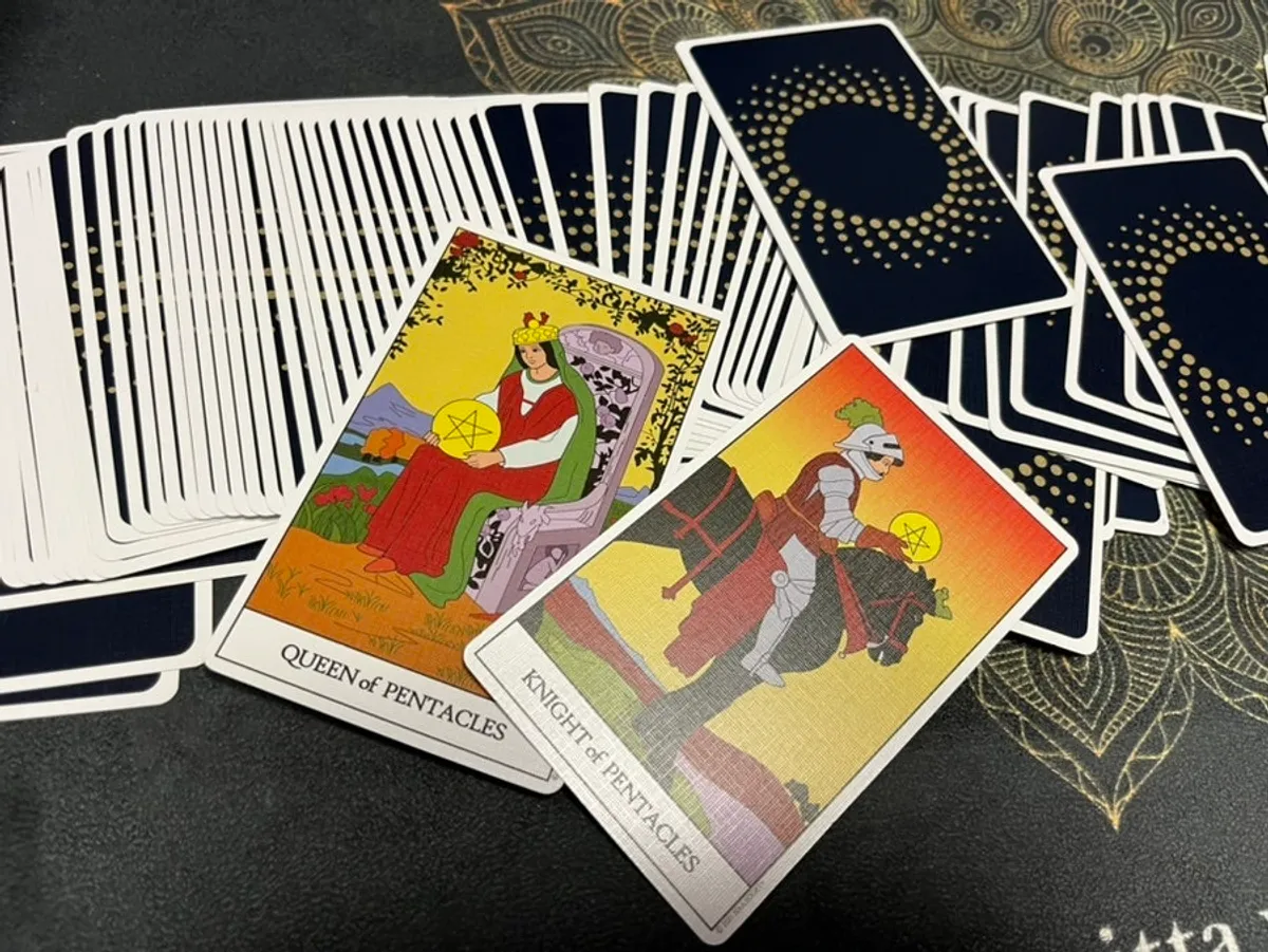 Image comparing tarot card shuffling feel