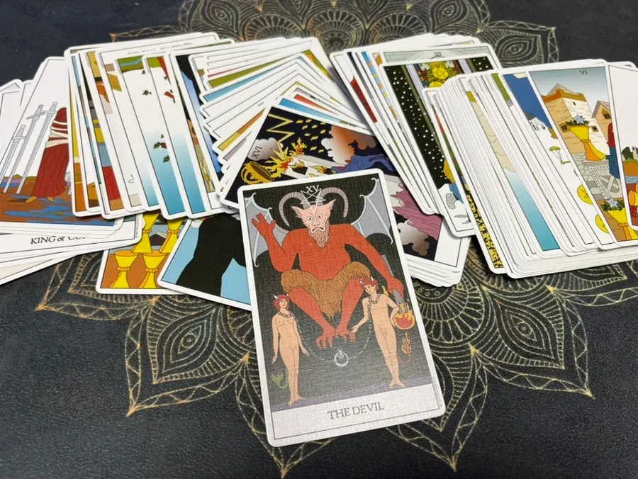 Image of tarot cards that cling well to the hands