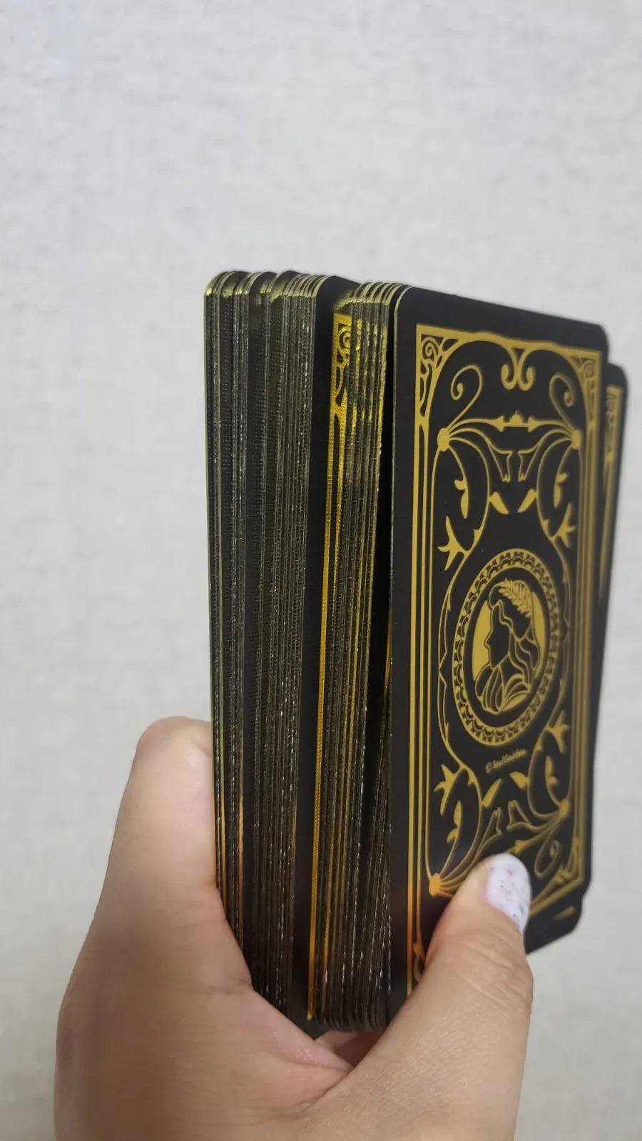 Magnetic case and gold-foil card set