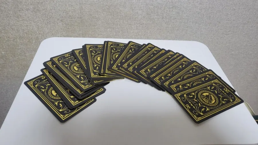 How to clear your mind before drawing an oracle card