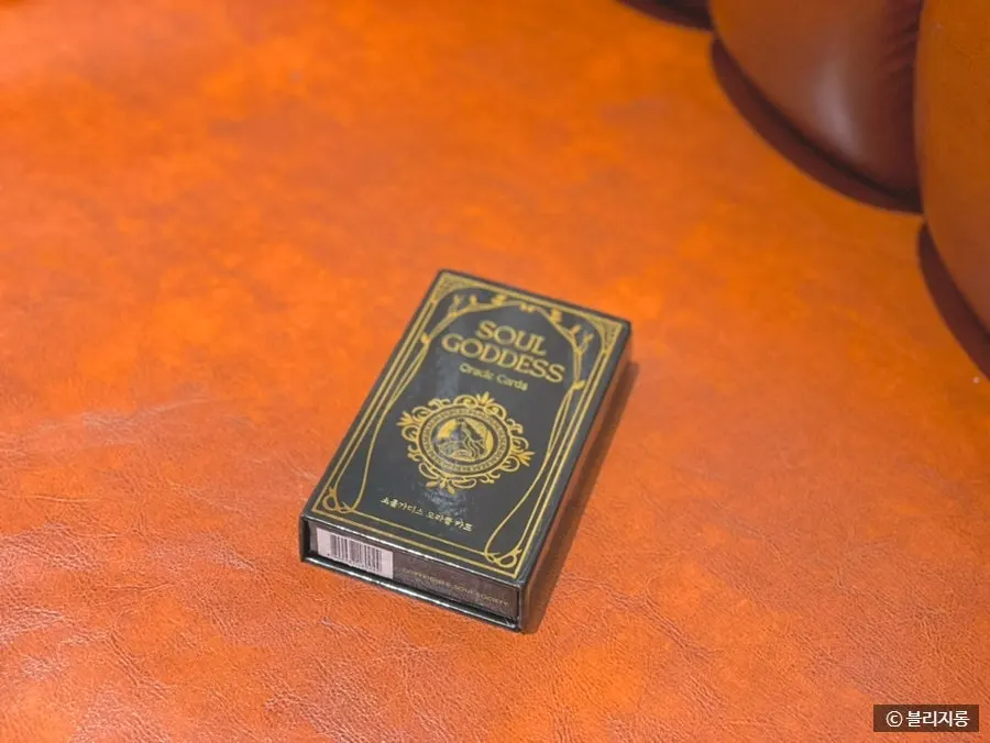 Black-and-gold oracle card design