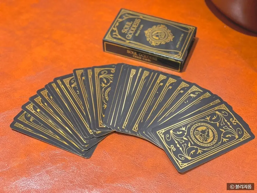 Oracle cards with gold-foiled edges