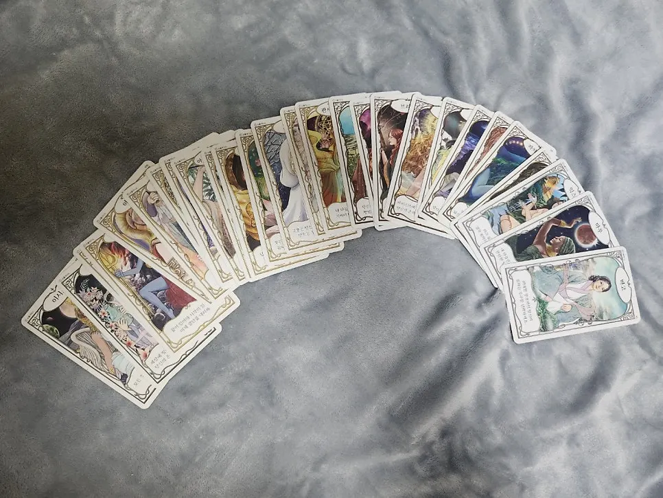 A spread-out arrangement of oracle cards