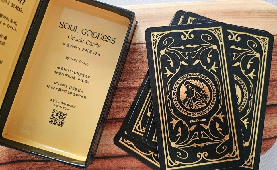 Gilded sides of the oracle cards
