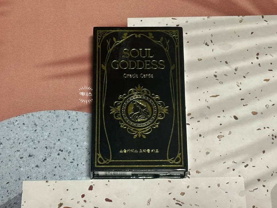 Fortune-reading cards requiring no specialist knowledge