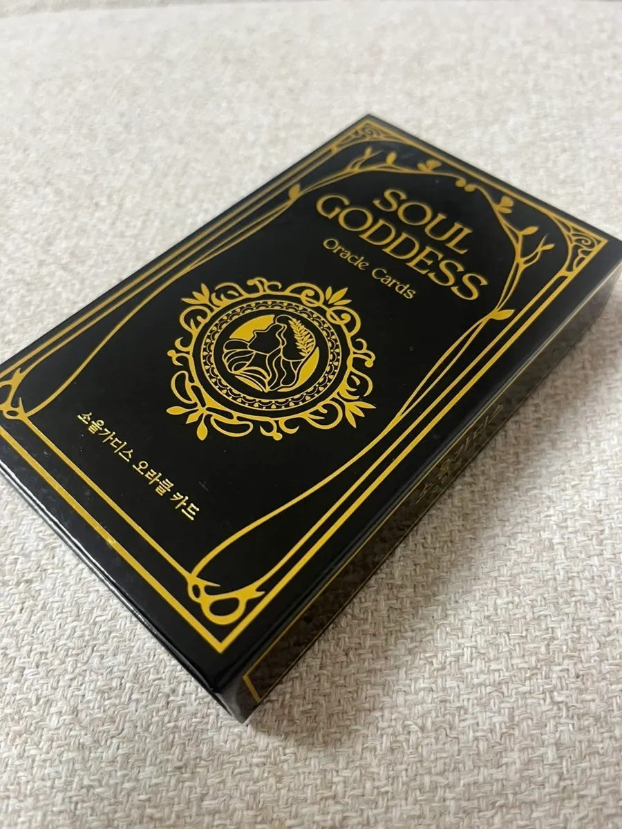 Card back that makes the top and bottom easy to distinguish