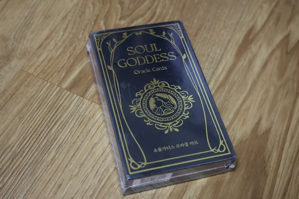 Oracle cards with intuitive messages