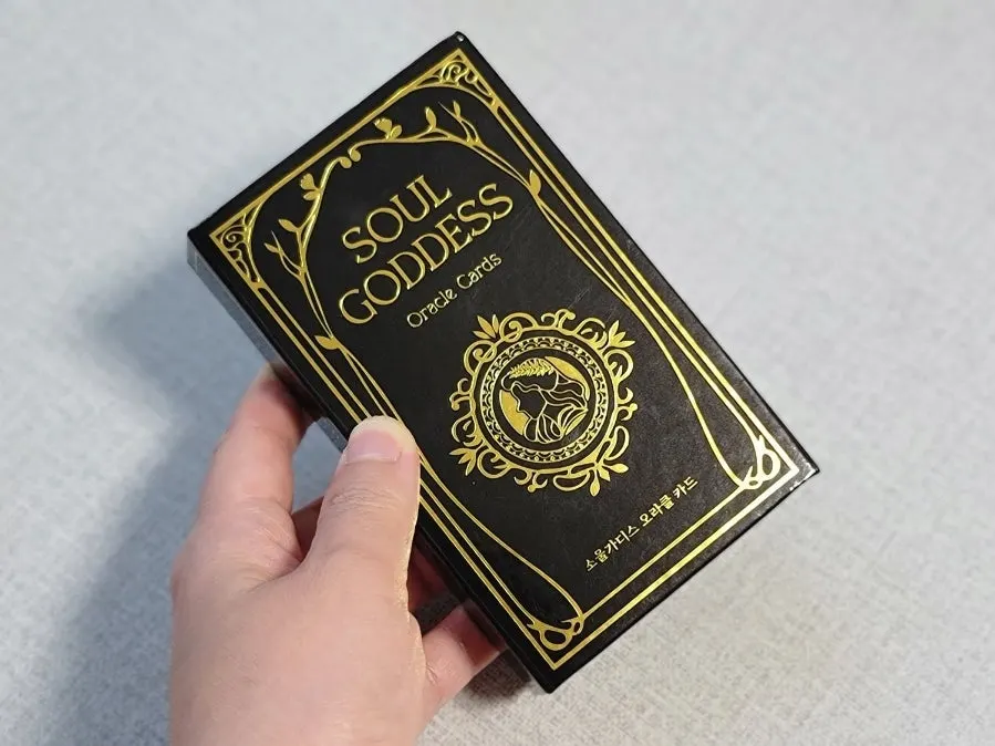 A moment of casually enjoying tarot cards