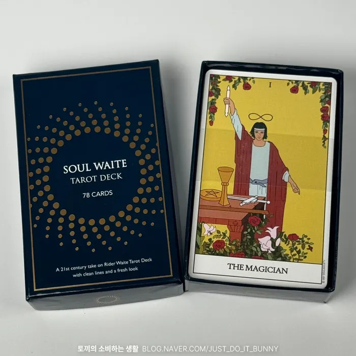 Back of the deck with tarot master Jeong Hoedo's signature