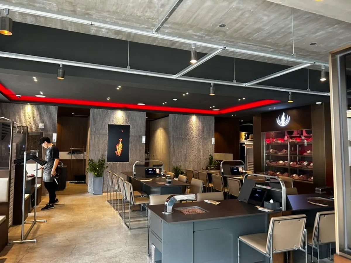 Spacious main dining hall at Sutbul Seonghwa Jamsil