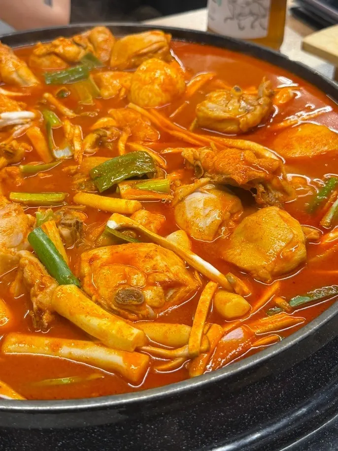 The dakdoritang pot after two people ate their fill