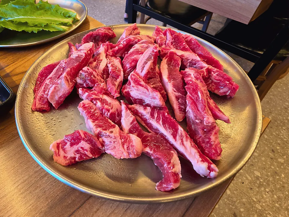 참숯 전용 기타줄 불판에서 구워지는 갈비살