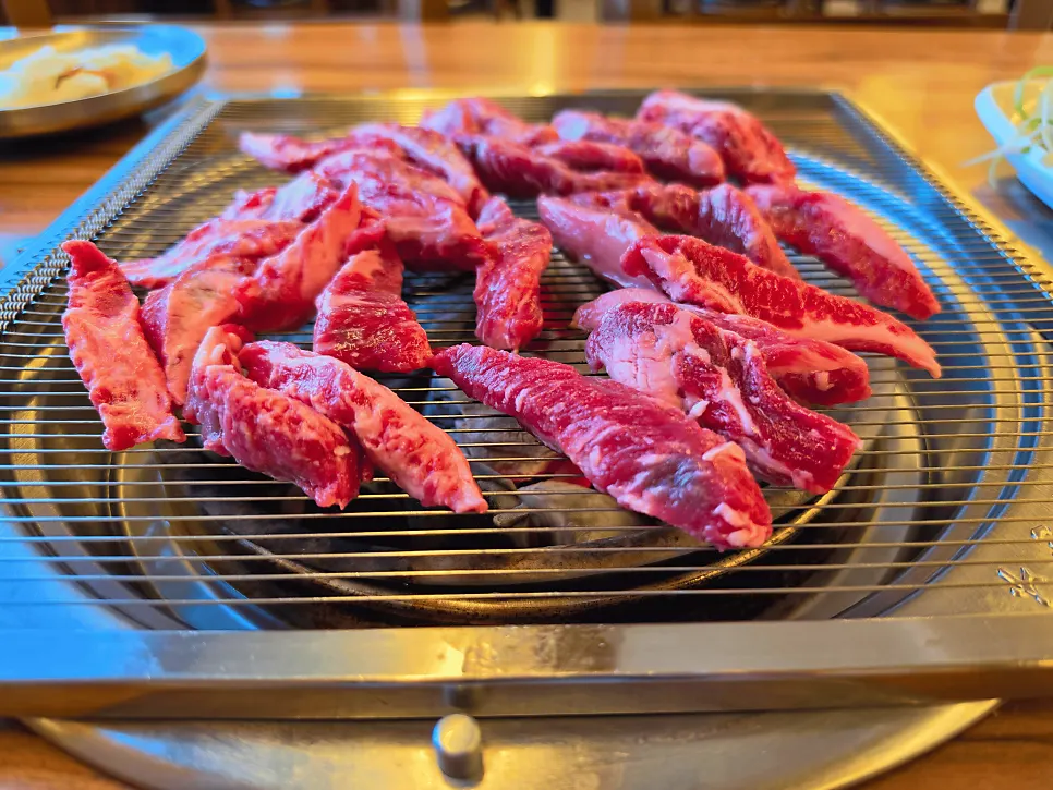 노릇하게 익어가는 갈비살 클로즈업
