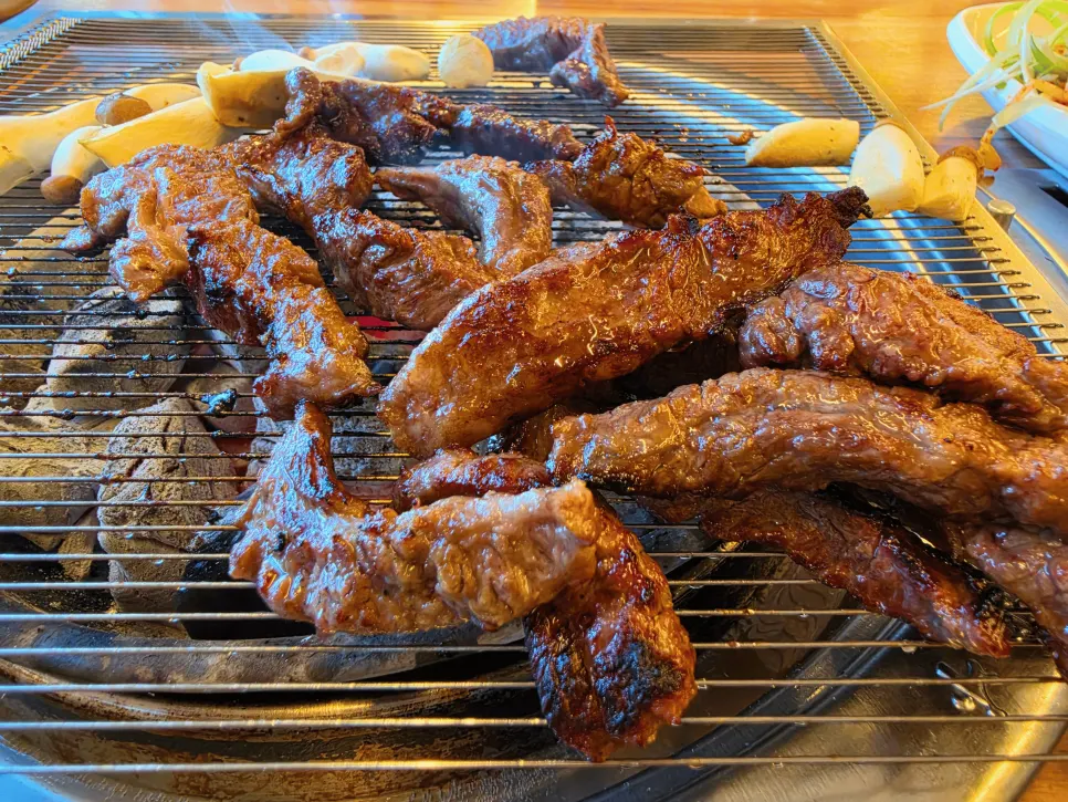 직접 담근 파김치를 곁들인 구운 갈비살