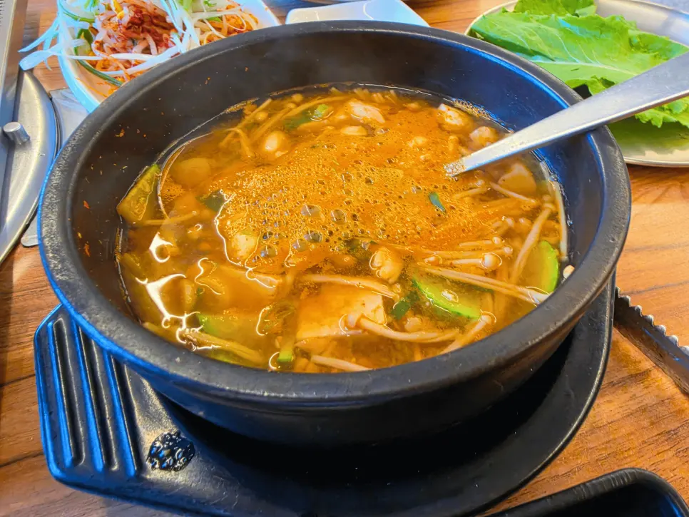 두부와 채소가 들어간 뚝배기 된장찌개와 공기밥