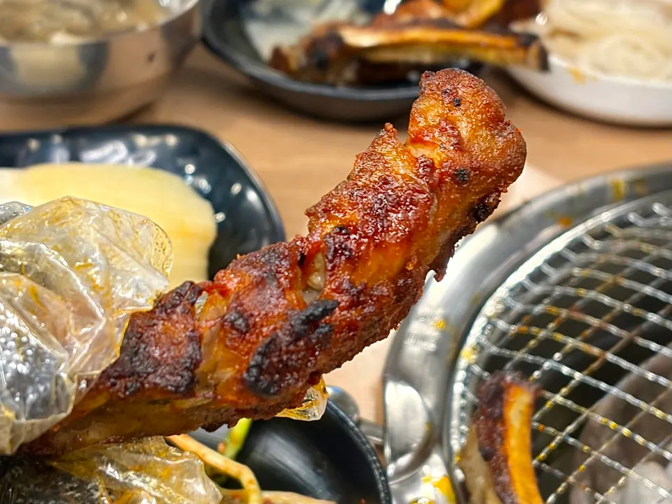 Spicy pork ribs eaten alternately with marinated ribs