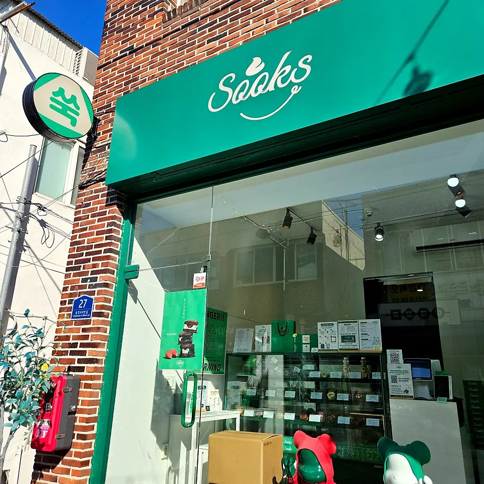 Green exterior of the Ssukseu Choco Pie shop