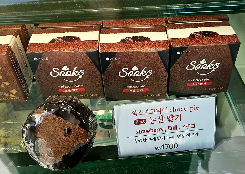 Sign about using seasonal specialties and antibiotic-free eggs